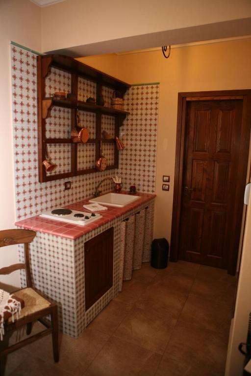 Roes Suites Káto Loutrákion Szoba fotó